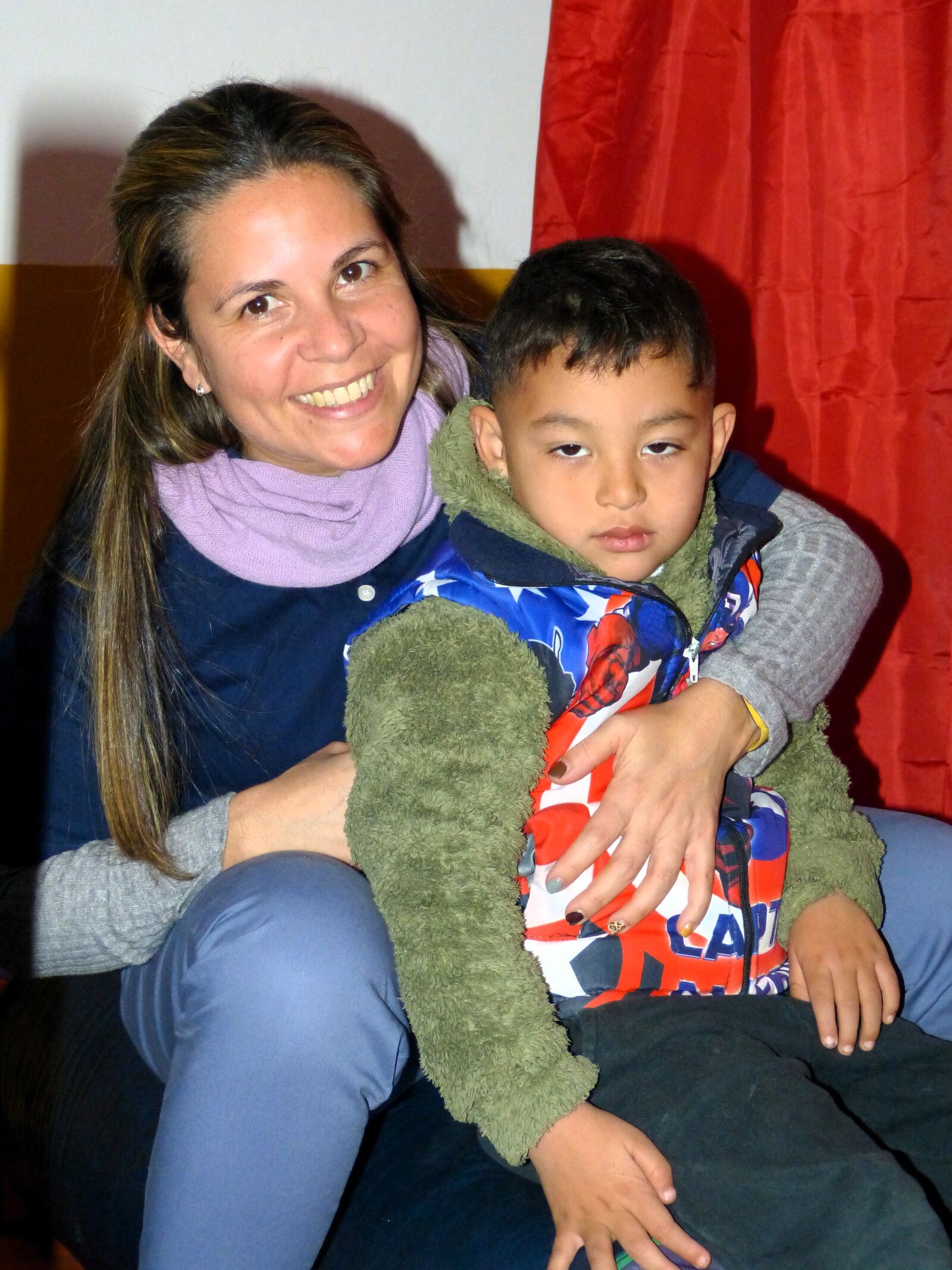 Una profesional con un nene sentado en su falda.