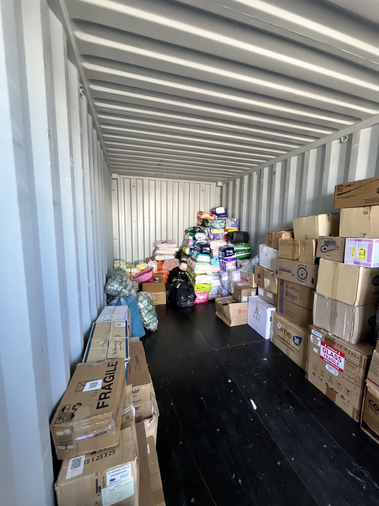 El contenedor del depósito, lleno de cajas de donaciones.