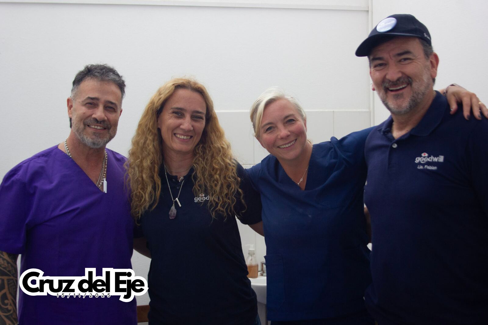 Cuatro integrantes del equipo abrazados, sonriendo a cámara.