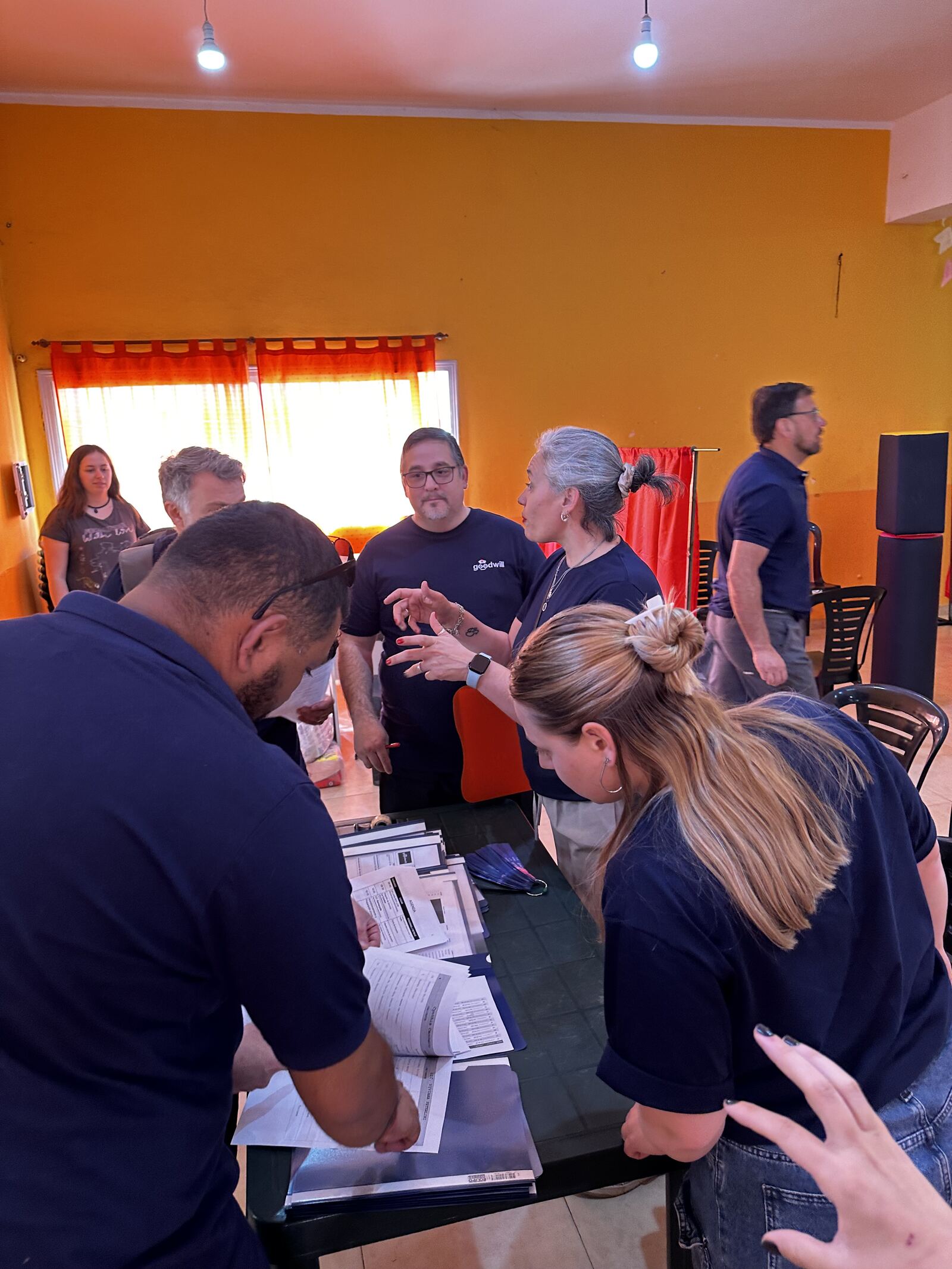 El equipo de Goodwill trabajando sobre las planillas de los pacientes durante un operativo